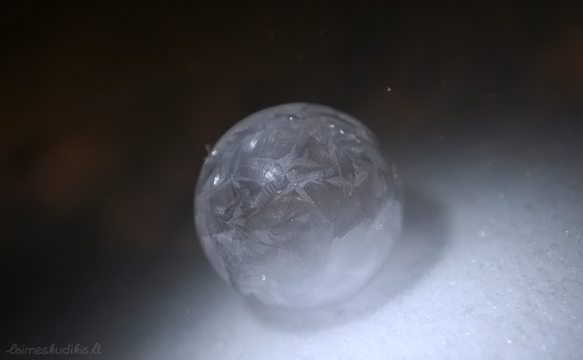 Dar vienas (iš tiesų tai tas pats) ledo burbulas
